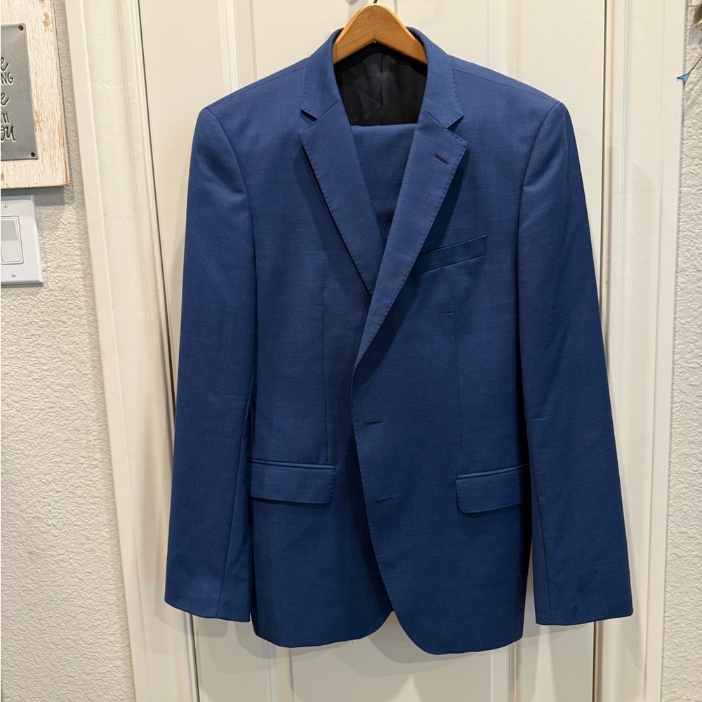 Hugo Boss Elegant Blue Blazer 100%wool, slim fit EUC.